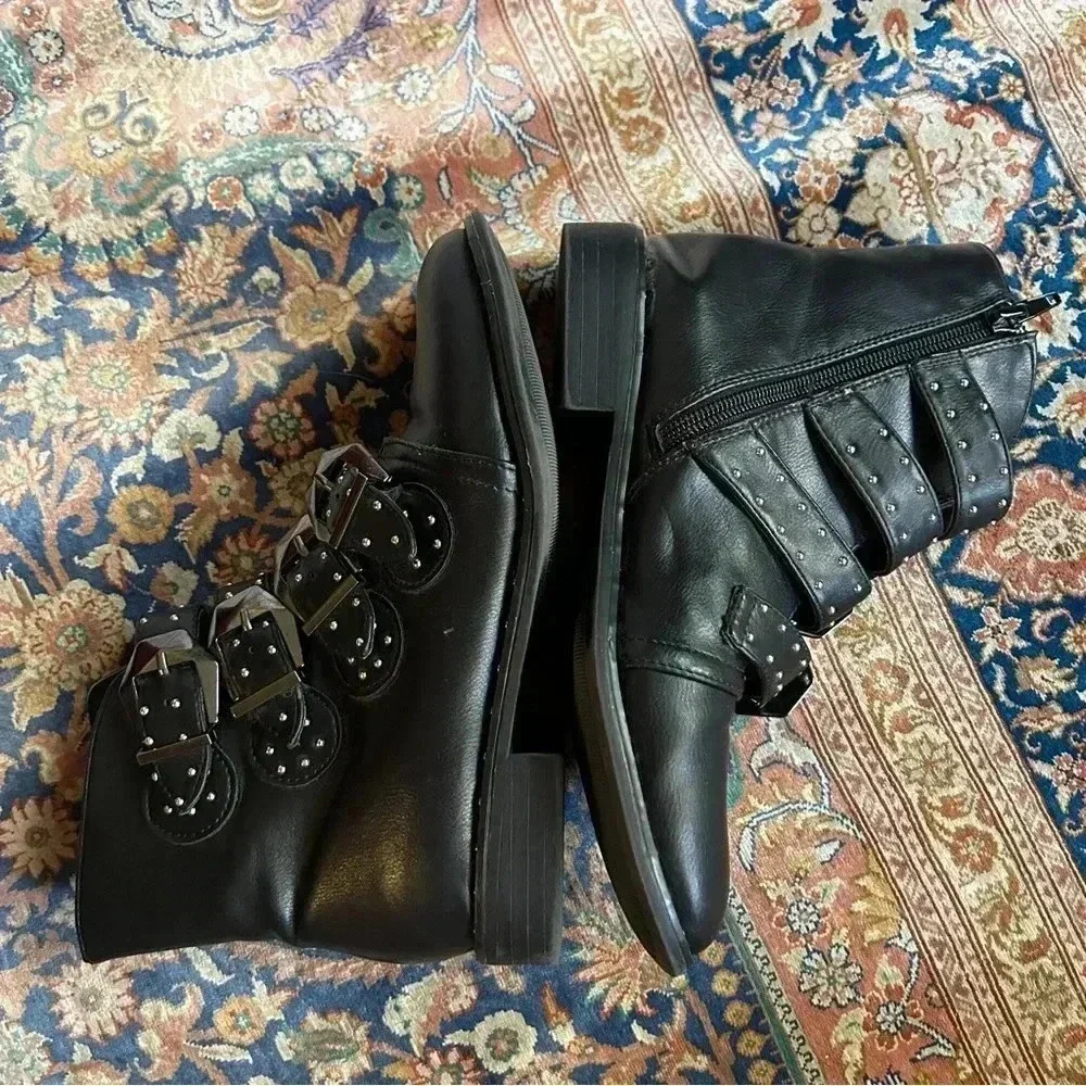 GUC Bamboo brand size 5.5 black biker boots. Faux leather. 3 buckles. Side zip